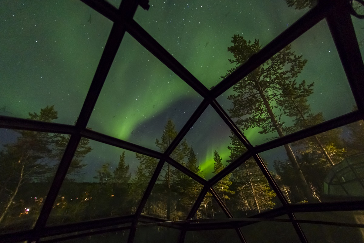 Kakslauttanen - glass igloo and aurora